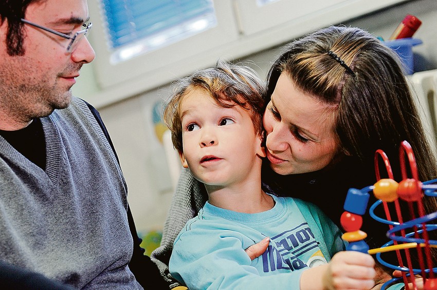 Terapija daje rezultate: Vasilije sa roditeljima