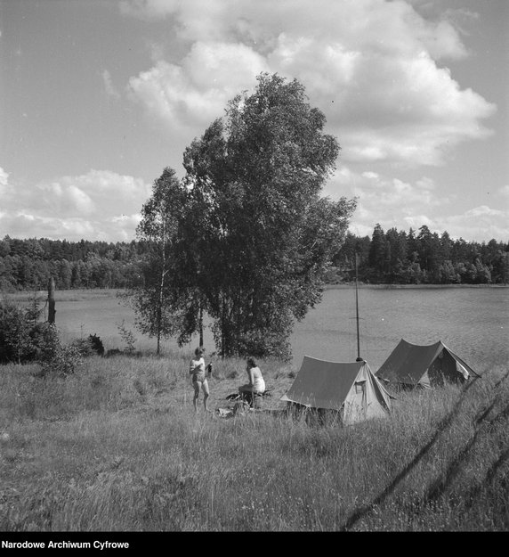 Wypoczynek na Mazurach - rok 1958 - zdjęcie pochodzi z archiwów Narodowego Archiwum Cyfrowego