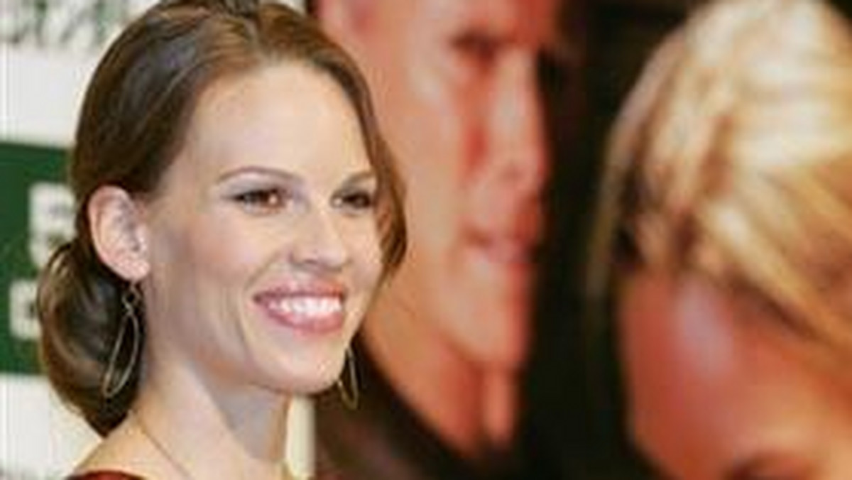 Hilary Swank kupiła prawa do ekranizacji debiutanckiej powieści Emily Giffin "Something Borrowed" oraz jej sequelu.