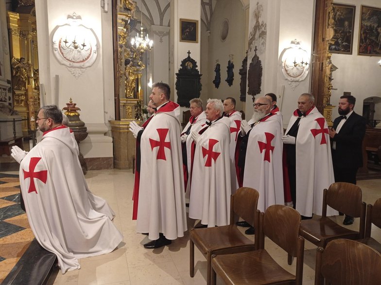 Templariusze podczas mszy świętej w Łowiczu