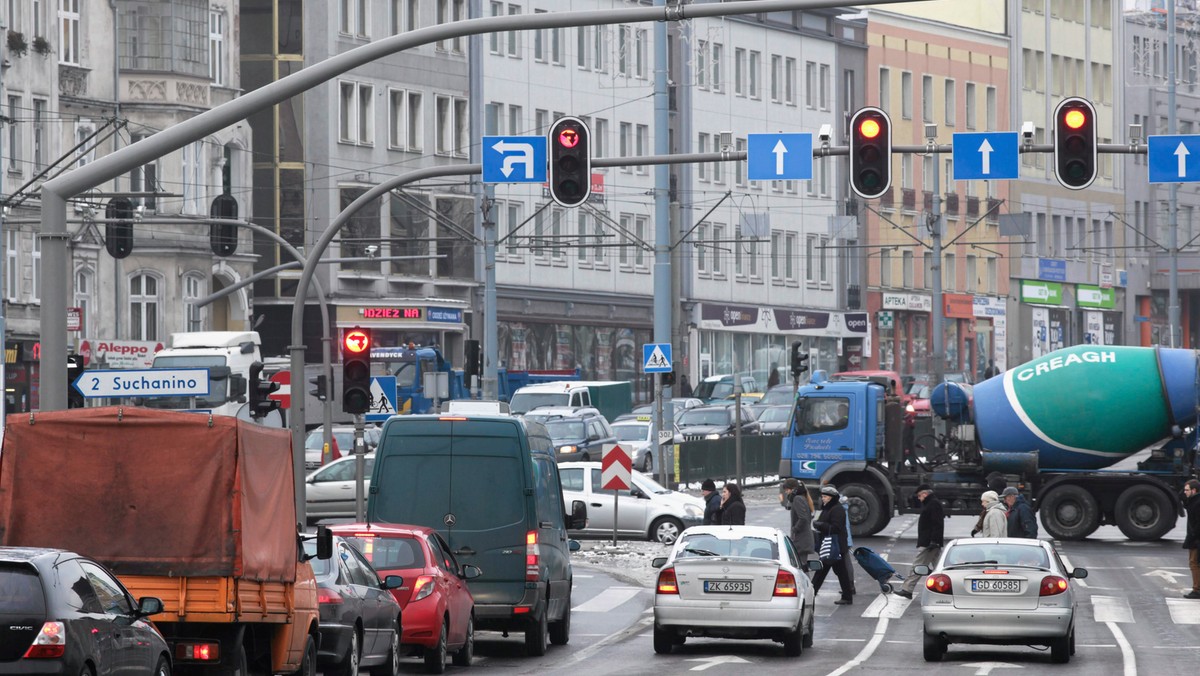 Płynną i bardziej bezpieczną jazdę samochodem oraz komunikacją zbiorową ma zapewnić w Trójmieście system sterowania ruchem Tristar. Budowa i instalacja urządzeń właśnie się zakończyła.