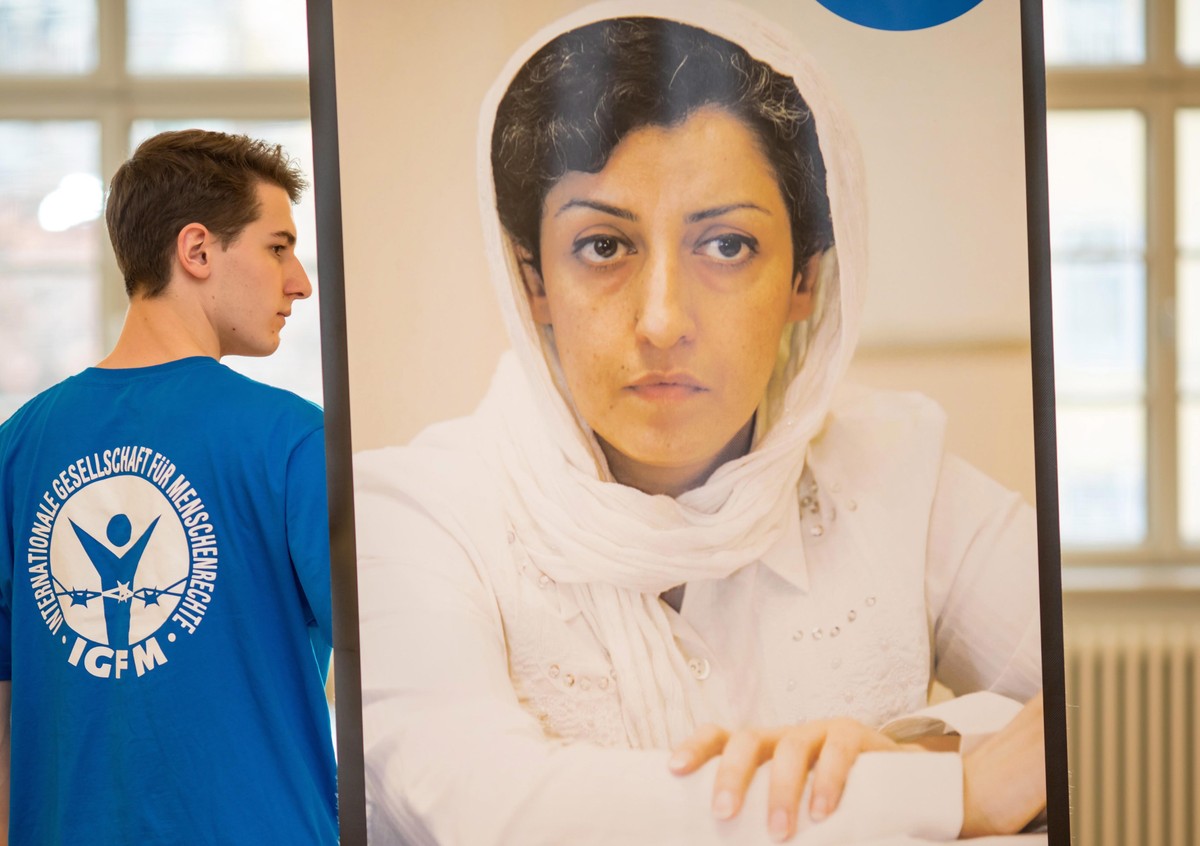 epa05669066 A man carrying a picture of award winner Narges Mohammadi from Iran at a press conference for the Weimar Human Rights Award in Weimar, Germany, 10 December 2016. Narges Mohammadi was vice president of the now banned Iranian human rights organisation Defenders of Human Rights and is currently serving a jail sentence. EPA/ARIFOTO UG Dostawca: PAP/EPA.