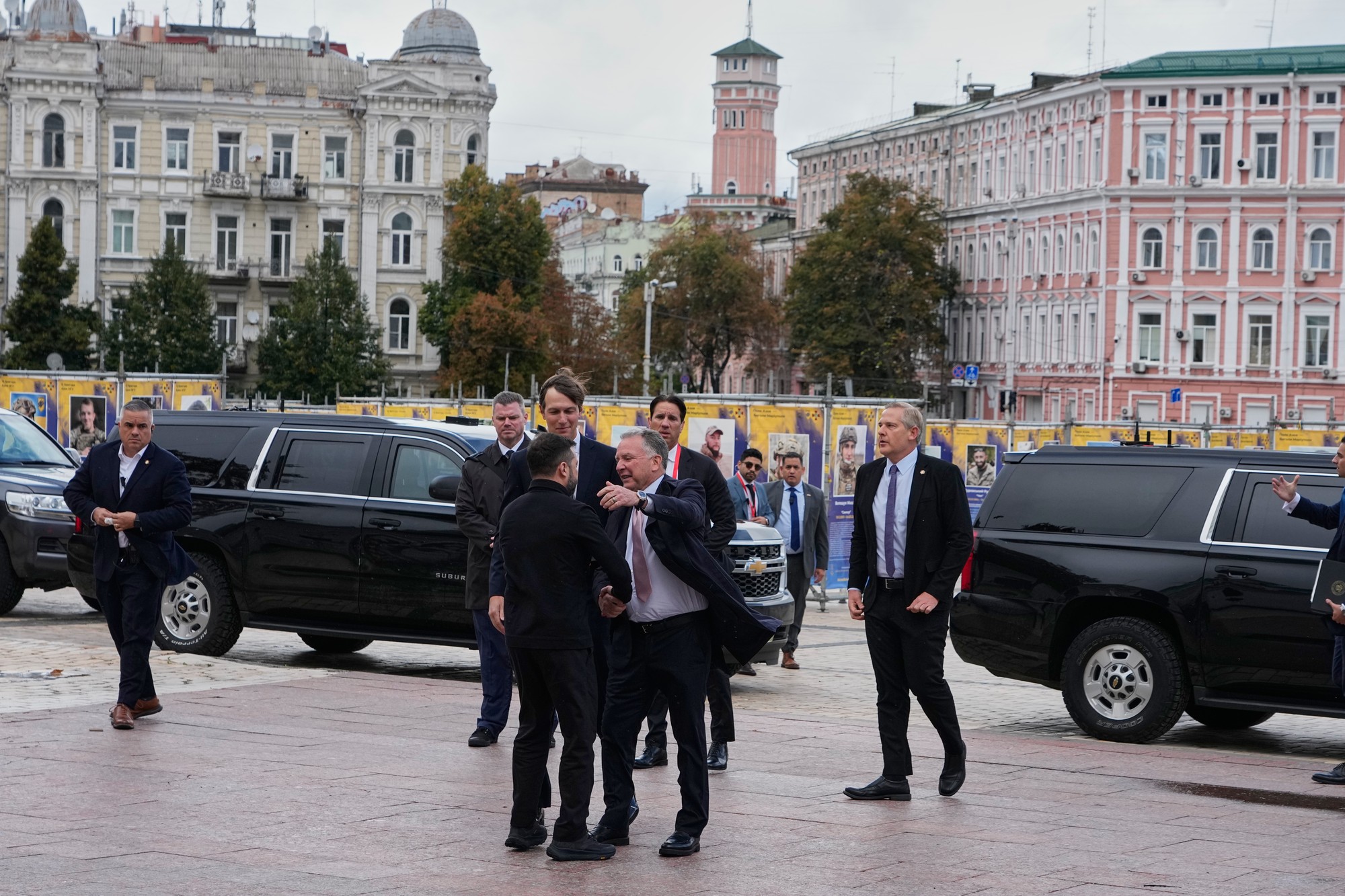 Trumpovi vyjednávači Jared Kushner a Steve Witkoff sa v Kyjeve stretli s ukrajinským prezidentom Volodymyrom Zelenským. 