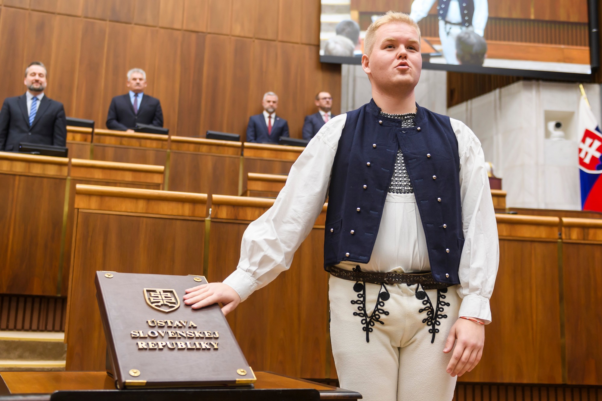 Michal Bartek (HLAS-SD) skladá poslanecký sľub v kroji počas 2. schôdze parlamentu v Bratislave v utorok 14. novembra 2023.