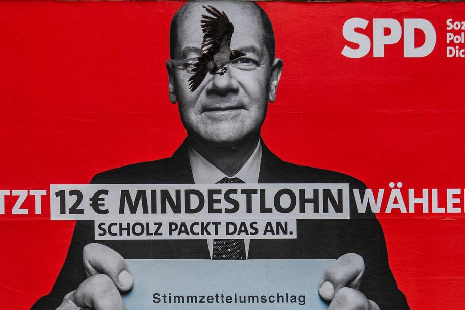 Plakat wyborczy SPD z kandydatem na kanclerza – Olafem Scholzem, Berlin, 23 sierpnia 2021 r
