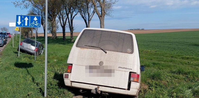 Groźne zderzenie samochodu z busem. Sześć osób trafiło do szpitala