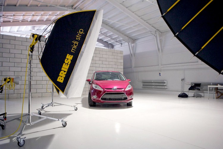 Projekt Catch powstał z potrzeby niekomercyjnego spojrzenia na rynek mody i fotografii modowej, która otacza nas z każdej strony i coraz rzadziej traktowana jest jako sztuka...