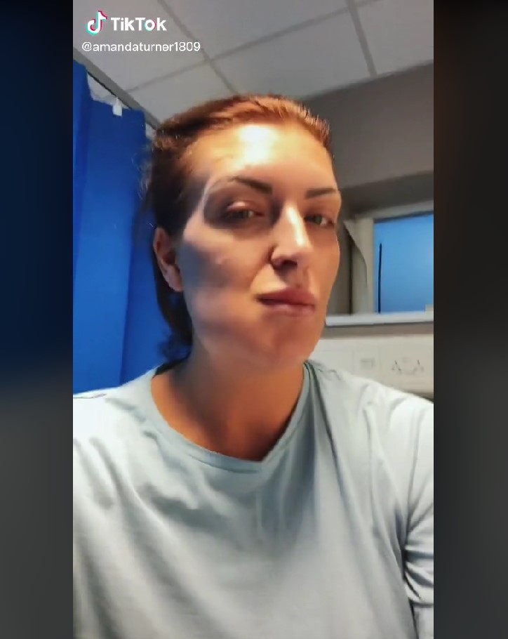 Od zákroku v Turecku je Amanda Turner v neustálych bolestiach.
