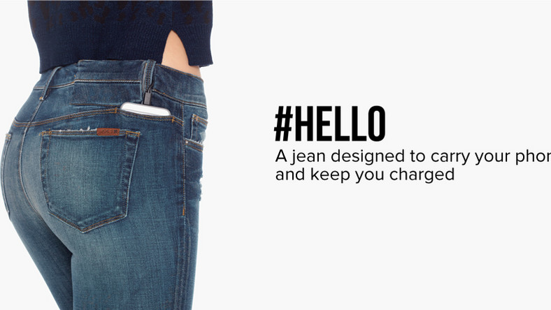 Większość użytkowników smartfonów nosi je w tylnej kieszeni jeansów, co jak pokazuje przykład wyginającego się iPhone'a 6, nie jest dobrym pomysłem, nie mówiąc o tym, że po pewnym czasie kieszeń się wyciągnie i spodnie nie będą już prezentować się tak dobrze. Firma Joe's Jeans opracowała więc spodnie #HELLO, ze specjalnymi kieszeniami.