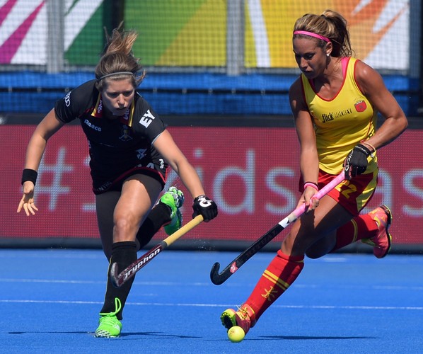 Piękne dziewczyny grają w hokeja... na trawie