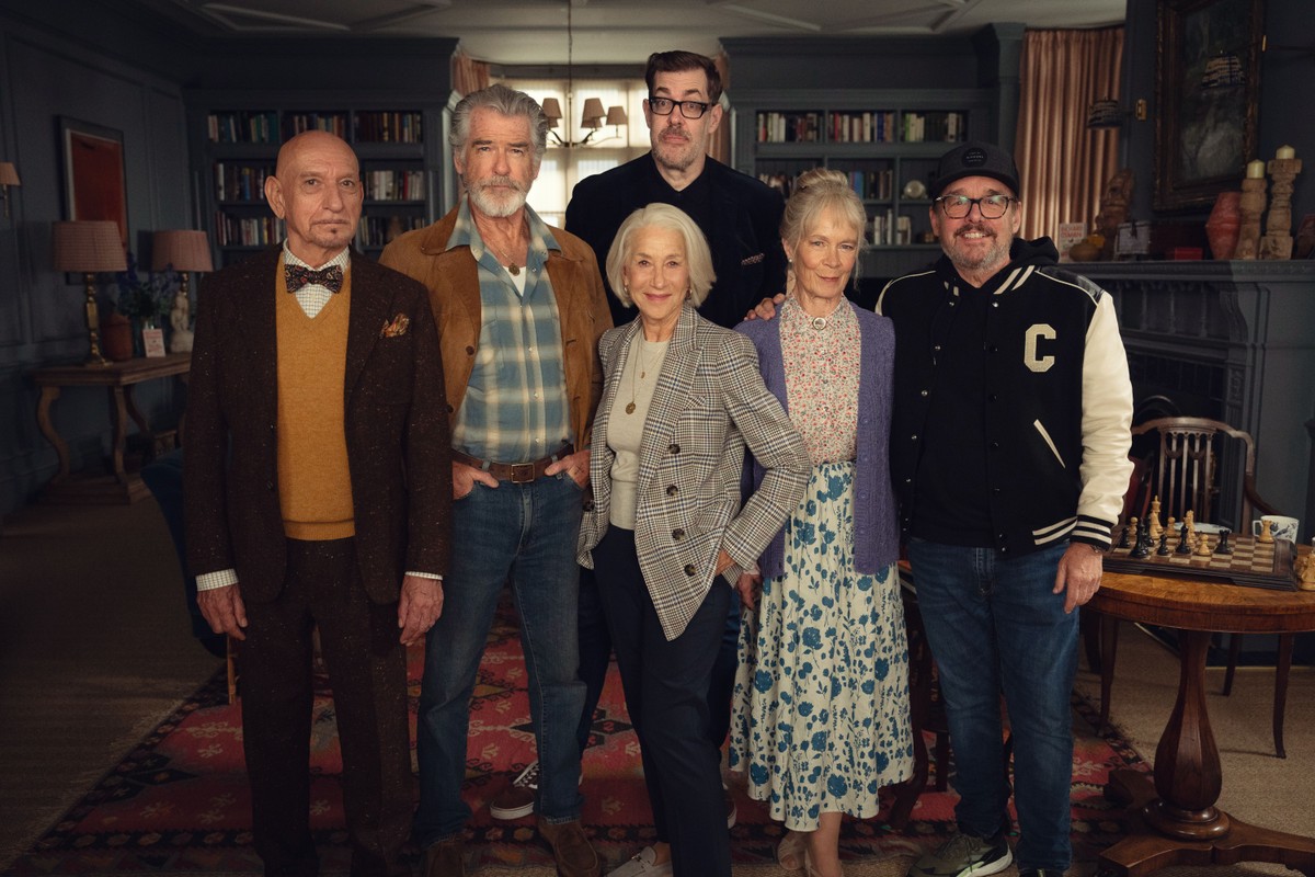 Ben Kingsley jako Ibrahim Arif, Pierce Brosnan jako Ron Ritchie, autor powieści Richard Osman, Helen Mirren jako Elizabeth Best, Celia Imrie jako Joyce Meadowcroft oraz reżyser Chris Columbus na planie filmu "Czwartkowy Klub Morderców"