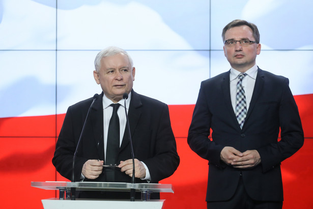 Prezes PiS Jarosław Kaczyński (L) i lider Solidarnej Polski, minister sprawiedliwości Zbigniew Ziobro (P) podczas oświadczenia dla mediów