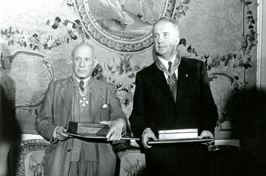 Pablo Picasso oraz francuski poeta Paul Éluard zostali odznaczeni Krzyżem Komandorskim z Gwiazdą orderu Polonia Restituta przez prezydenta PRL Bolesława Bieruta 