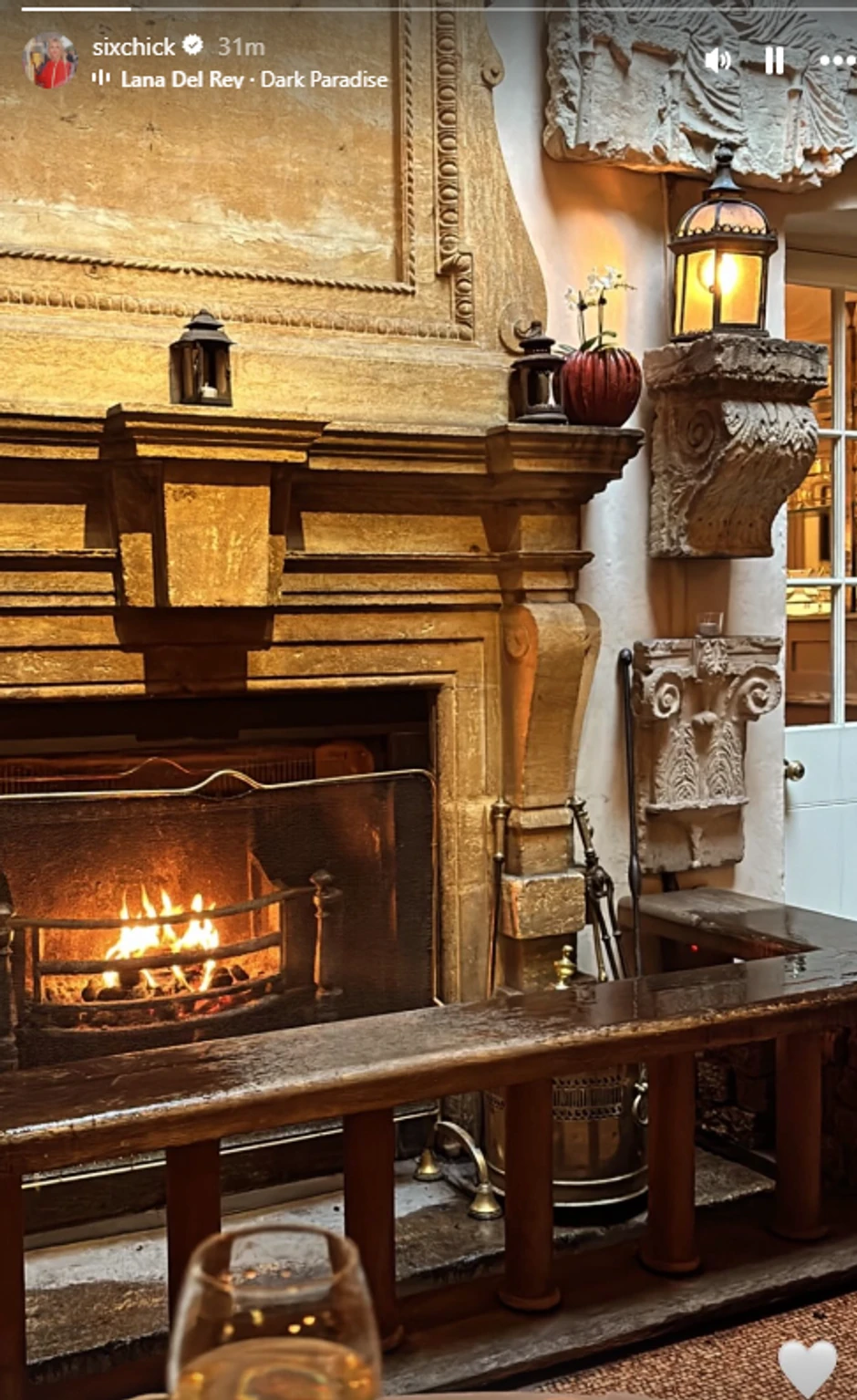 Kristina Mitrović uživa pored kamina