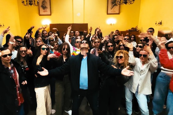 (VIDEO) Uz pomoć bake Zlate snimio NAJSMEŠNIJI CV: Sve je počelo kao očajnički potez da dođe do posla i tenora, pa preraslo u MEGA HIT na društvenim mrežama