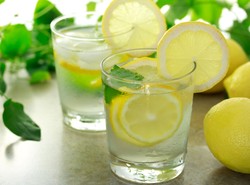 Kwaśny i zdrowy. Co daje sok z cytryny