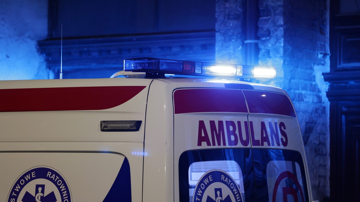 Zderzenie taksówki z karetką w Warszawie, w wyniku którego kierowca ambulansu został ranny [Źródło: Onet]