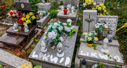 Szok na cmentarzu. Te napisy na grobach widać z daleka. Ludzie są oburzeni