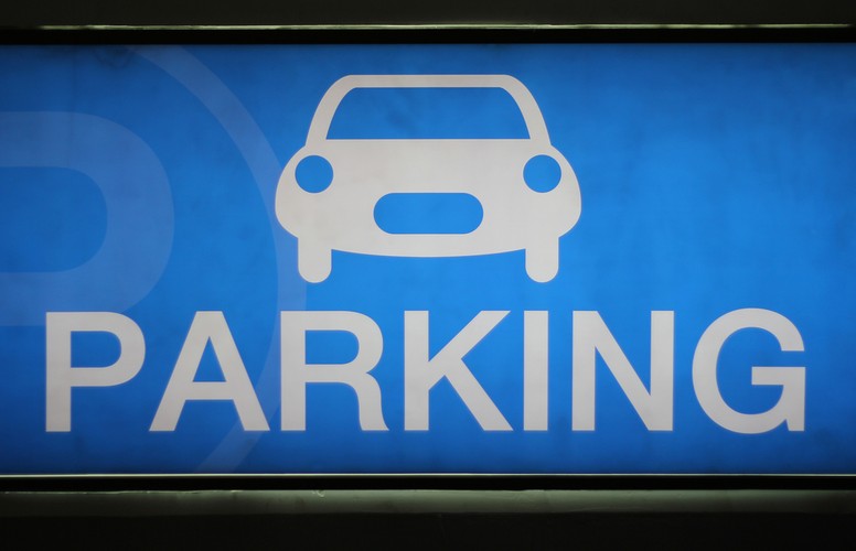 Po pierwsze goście muszą mieć zapewnione miejsce postojowe lub parking i to strzeżony, wliczony w cenę pobytu.