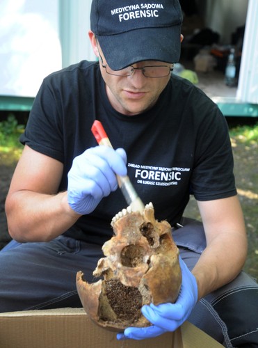 Ekshumacja ofiar komunizmu pochowanych na 'Łączce' na Powązkach