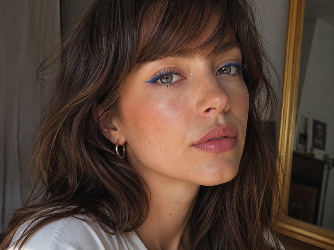 Plavi ajlajner u nežnoj denim nijansi osvežava pogled i svakom make-up izgledu daje dozu francuske elegancije