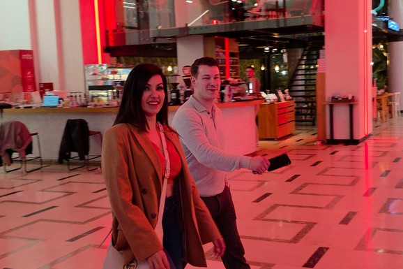 VERENIK TANJE SAVIĆ KUPIO KOKICE ZA KONCERT Ljudi u neverici zbog Mukija: Kasnili sat i po, ona u topiću sa golim stomakom (Video)