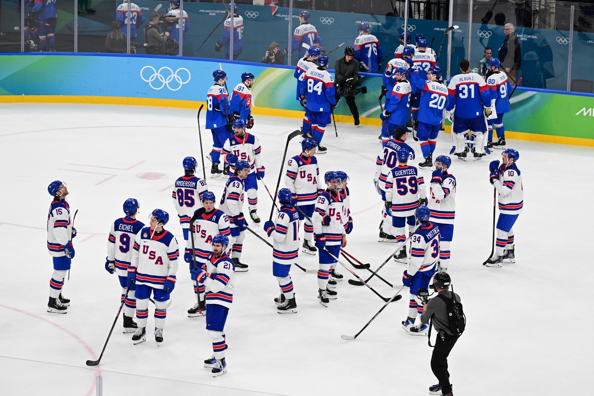 Americkí hokejoví reprezentanti (v popredí) po víťazstve nad Slovenskom. 
