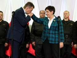 Dama nie powinna na to pozwolić! Minister Błaszczak złamał zasady etykiety przy powitaniu premier Szydło. FOTO