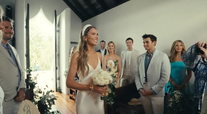 Betina Tramp ulazi u crkvu: na slici su i Erik Tramp, Džared Kušner, Ivanka Tramp, Donald III i Kai Tramp kao i Majkl Bouls uz Tifani Tramp