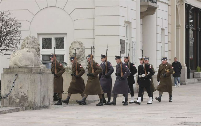 Zachcianka prezydenta? Żołnierze mają chodzić pod pomnikiem, a nie...