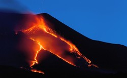 Etna pluje lawą. Wielki słup dymu nad wulkanem