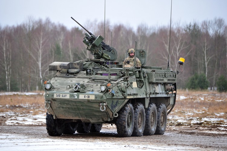 W ramach tego szkolenia mamy możliwość zapoznania się ze sprzętem naszych sojuszników. Jest to również okazja by nawiązać współpracę w zakresie realizacji wspólnych zadań, procedur jak i poznania swoich możliwości. A także zapoznania amerykańskich żołnierzy z naszym sprzętem' - powiedział na apelu Pułkownik Dariusz Górnika, dowódca 12 Brygady Zmechanizowanej.  

<br><br>for. (mb/mr) PAP/Marcin Bielecki