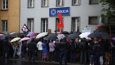 "Solidarnie z Joanną". Odbyły się protesty przed siedzibami policji