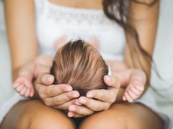 Jak kochać i niepotrzebnie się nie obwiniać? Mity dotyczące macierzyństwa okiem psychologa