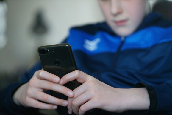 Monarhisti: Uvesti zabranu korišćenja društvenih mreža za mlađe od 16 godina