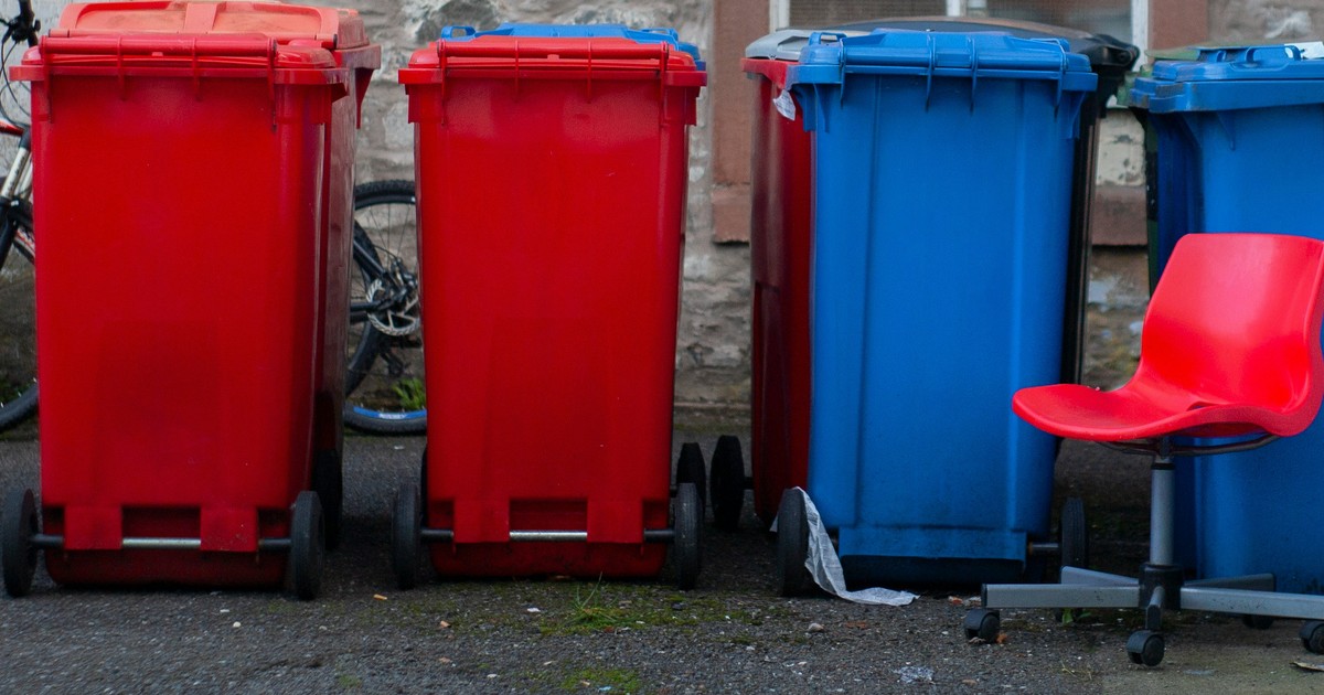 Na cmentarzach pojawił się czerwony kontener na śmieci. Co do niego wrzucać?