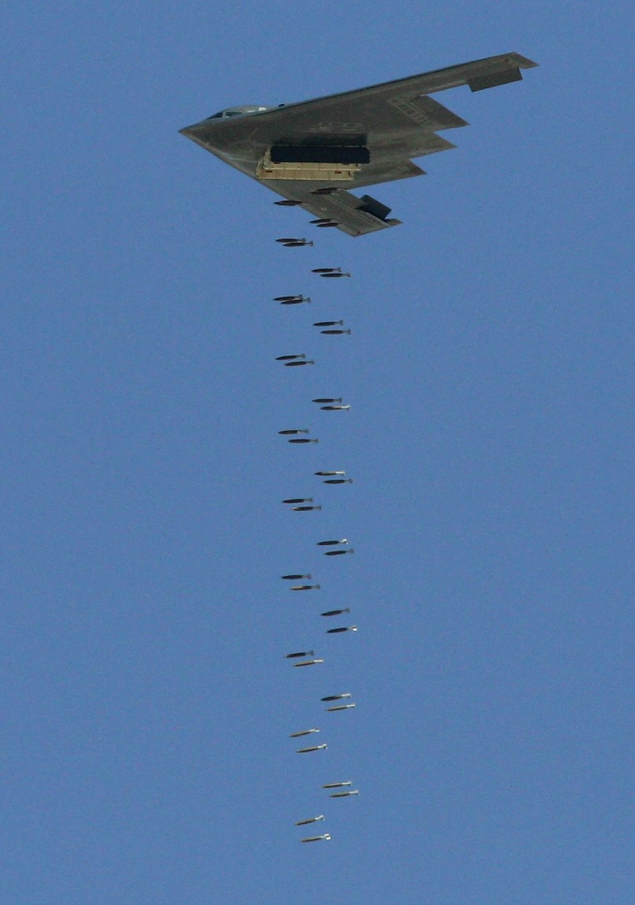 B-2 upuszcza bomby podczas testu sił powietrznych USA na pustyni w Nevadzie. 14 września 2007 r.