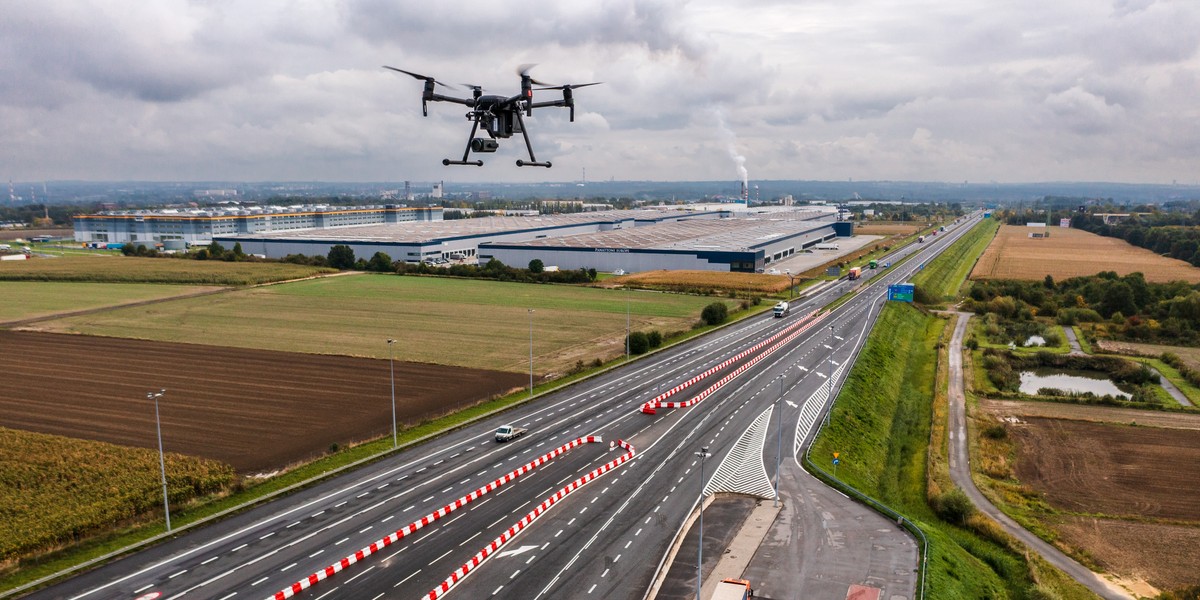 Policyjna akcja na autostradzie A4 w Gliwicach z wykorzystaniem dronów. 