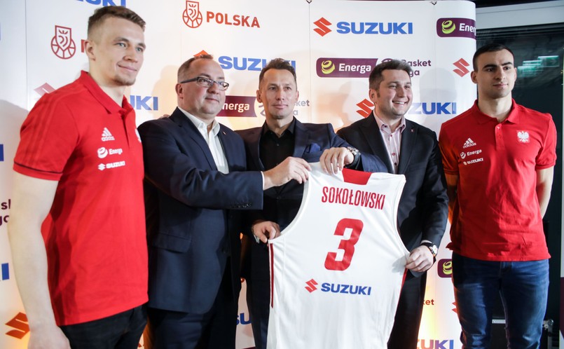 Koszykarze pojadą z Suzuki. Nową koszulkę reprezentacji Polski zaprezentowali  Daniel Szymkiewicz (Rosa Radom), Grzegorz Bachański, prezes Polskiego Związku Koszykówki, Piotr Dulnik, prezes Suzuki Motor Poland i Radosław Piesiewicz, prezes Energa Basket Ligi oraz  Przemysław Żołnierewicz (Asseco Gdynia)