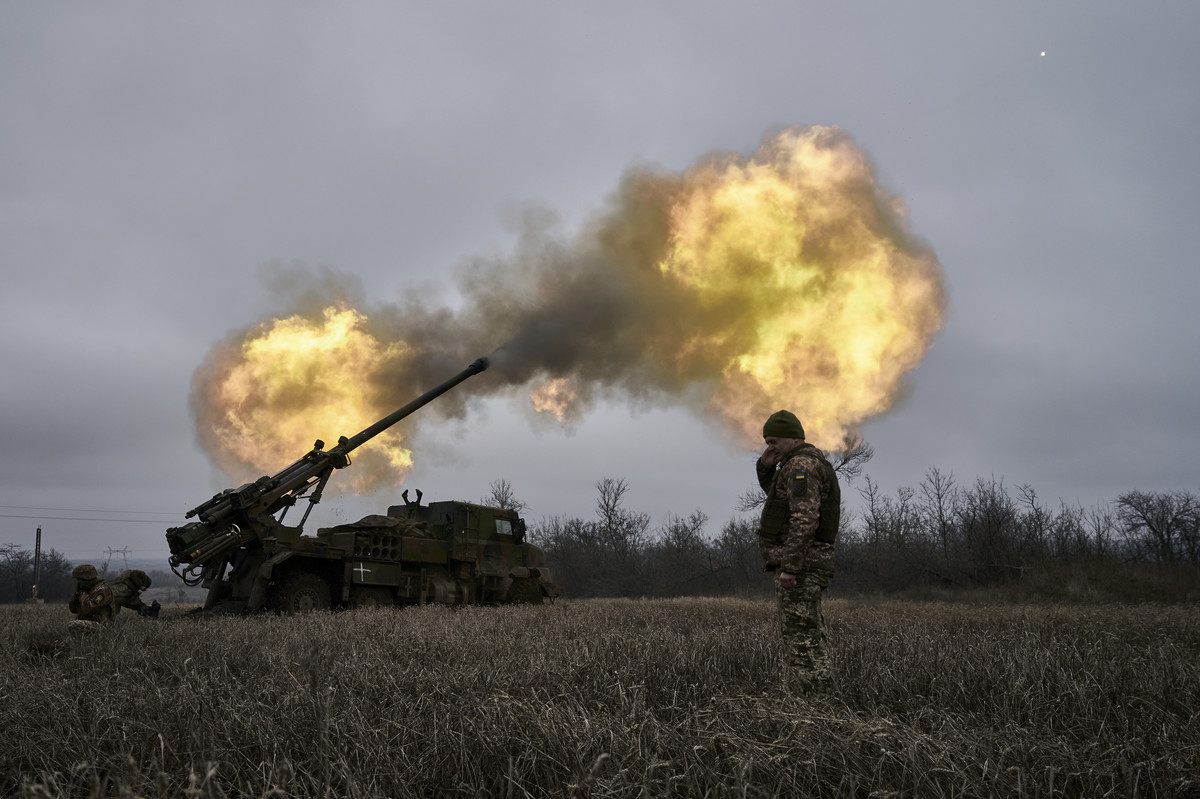 Ukrajinska vojska puca na ruske položaje kod Avdijevke 26. decembra 2022.