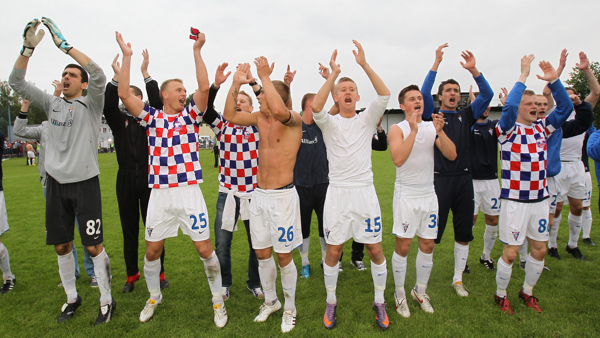 Z rozegranych dotąd sparingów jasno wynika, że Michał Bemben, Mariusz Jop, Piotr Gierczak, Aleksander Kwiek i Daniel Sikorski mają pewne miejsce. Na ławie usiądzie pozyskany za 900 tys. zł duet Sandecji Nowy Sącz: Maciej Bębenek i Michał Jonczyk.