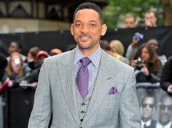 Faceci w czerni i wystrojone gwiazdy na londyńskiej premierze