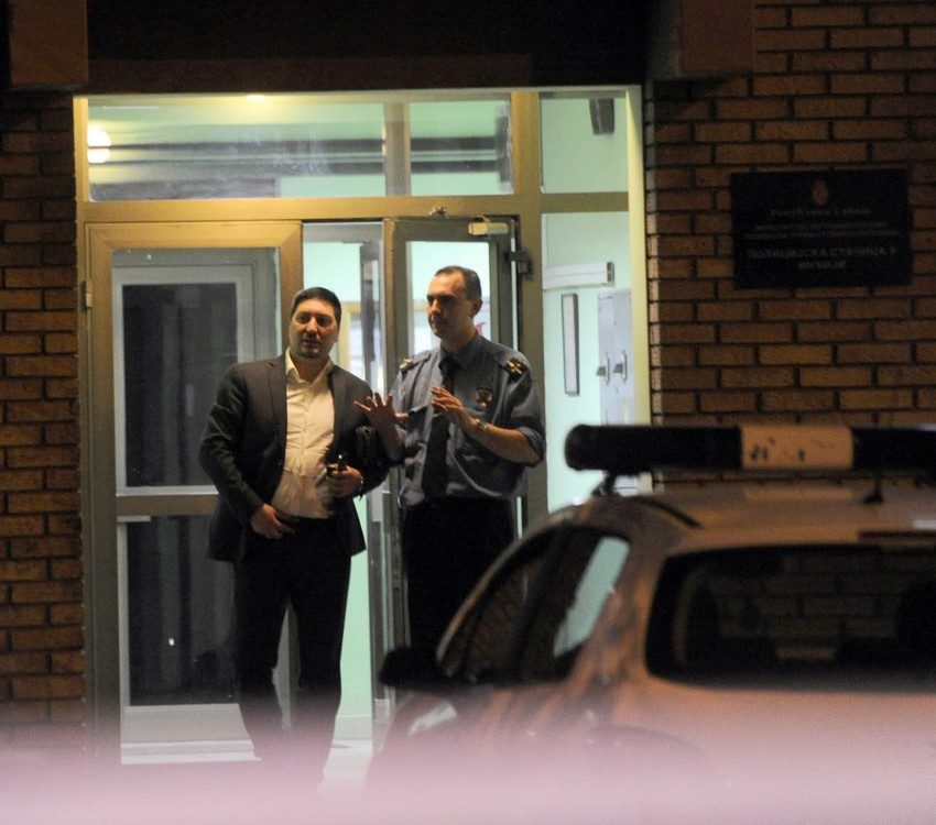 Vladimir Gak po izlasku iz policijske stanice u Inđiji