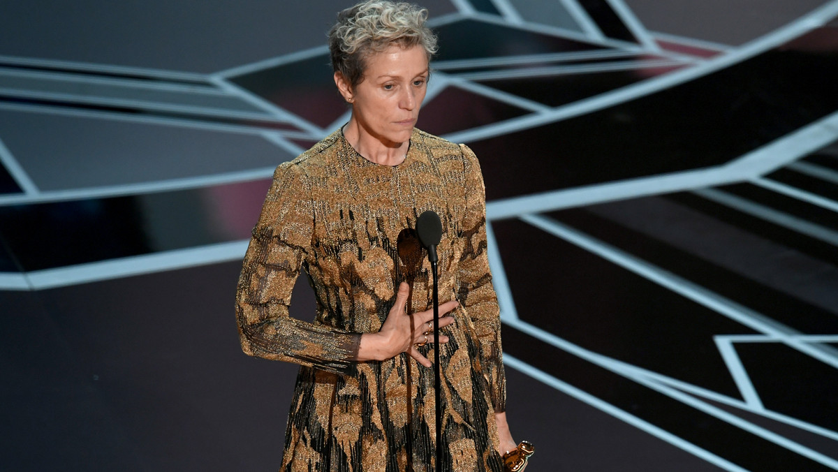 Frances McDormand zdobyła Oscara 2018 w kategorii Najlepsza aktorka za rolę w filmie "Trzy billboardy za Ebbing, Missouri". Jej nazwisko nie pojawia się na listach najlepiej zarabiających gwiazd. Nie jest twarzą żadnej marki. Nie udziela wywiadów na temat wystroju swojego domu, kreacji, diety i ćwiczeń. Nie przepada nawet za makijażem. Nie robi operacji plastycznych. Nie spowiada się u Oprah Winfrey. A jednak jej półki uginają się pod ciężarem nagród – otrzymała ich już ponad 70, w tym Potrójną Aktorską Koronę. Właśnie zdobyła swojego drugiego Oscara. Inspiruje i zachwyca – trudno Frances McDormand nie podziwiać. Przed Wami mistrzyni "Trzech billboardów za Ebbing, Missouri"!