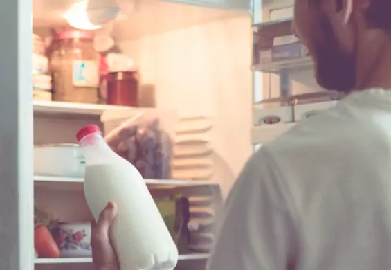 Przechowujesz mleko w lodówce w ten sposób? Może cię to sporo kosztować
