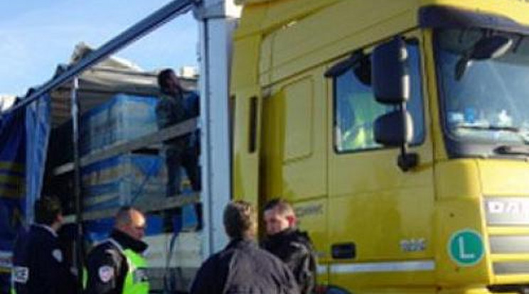 Falemezek ölték meg a menekültet egy magyar kamionban