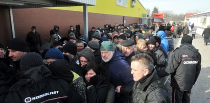 W Biedronce i Lidlu się zaczęło. Rozdają za darmo to, co przyda się na Wszystkich Świętych