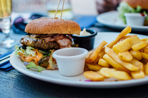 Co zjeść w fast foodzie, gdy jesteś na diecie? Dietetyczka wskazała kilka opcji
