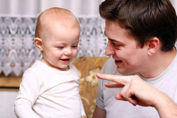 Wciąż działa bariera mentalna: ludzie śmieją się z ojców, którzy chcą opiekować się dzieckiem.