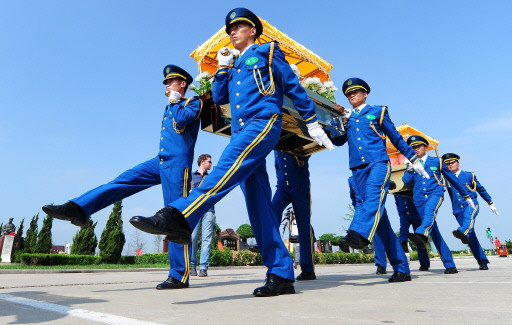 CHINA-ECO-BURIALS-CREMATION